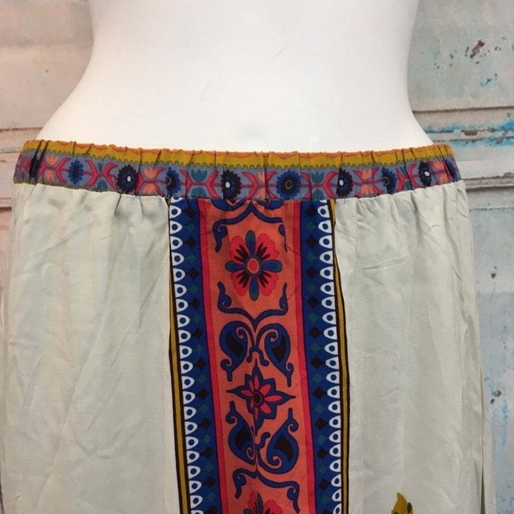 Flying tomatoes skirt - Picture 2 of 3